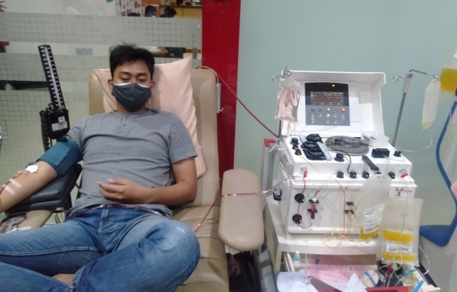 Seorang warga Surabaya mendonorkan plasma konvalesen di UTD PMI Surabaya. Rafika Yahya/JawaPos.com - Image
