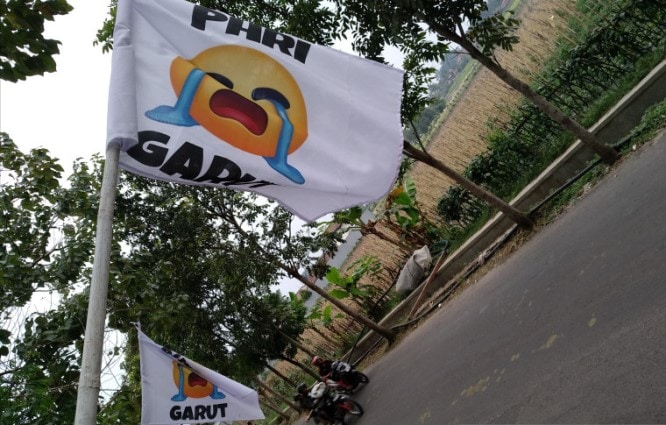 Bendera putih dipasang di depan Hotel Rancabango, Kabupaten Garut, Jawa Barat, Senin (19/7). Feri Purnama/Antara - Image