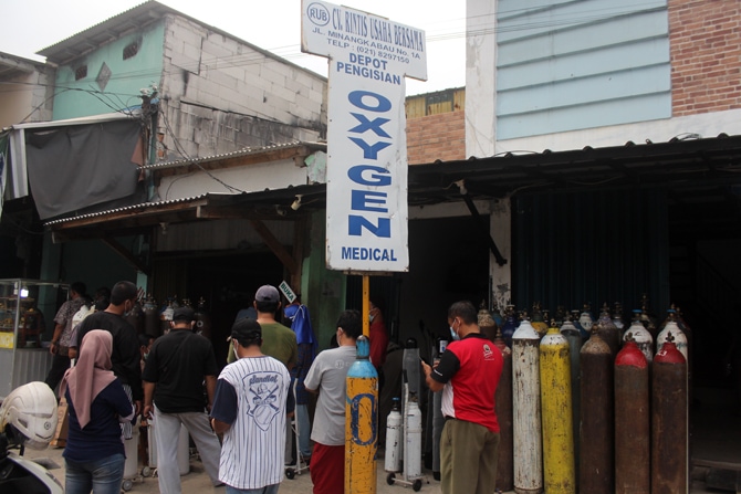 Antrian warga mengisi tabung oksigen di Depo Oxygen Medical di Kawasan Manggarai, Setiabudi, Jakarta Selatan, Selasa (29/6/2021). Permintaan Oxygen Medical meningkatkan seiring meningkatnya kasus positif Covid-19 di Ibukota Jakarta. Foto: Dery Ridwansah/ - Image
