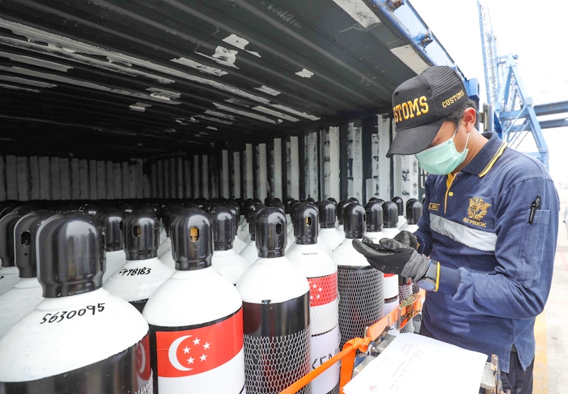 Kapal Perang Singapura RSS Endeavour 210 yang membawa bantuan dan dukungan dari pemerintah Singapura untuk mempercepat penanggulangan pandemi COVID-19 tiba di Pelabuhan Tanjung Priok, Jakarta, Rabu (14/7/2021). RSS Endeavour membawa bantuan berupa Filled - Image