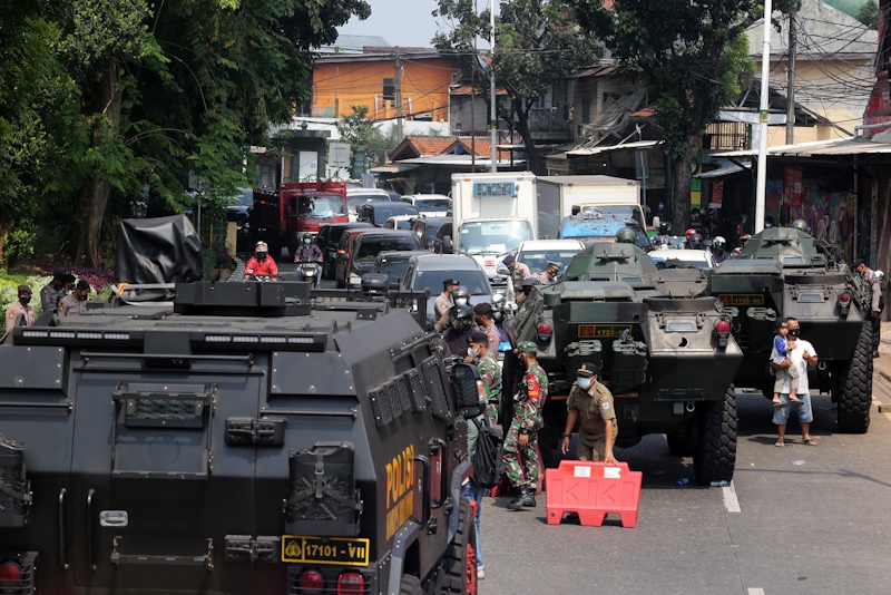 DIHADANG PANSER: Panser dari Kodam Jaya dan Barracuda dari Brimob bersiaga di pos penyekatan pembatasan mobilitas saat PPKM darurat di Jalan Raya Lenteng Agung, Jakarta Selatan, kemarin. (SALMAN TOYIBI/JAWA POS) - Image