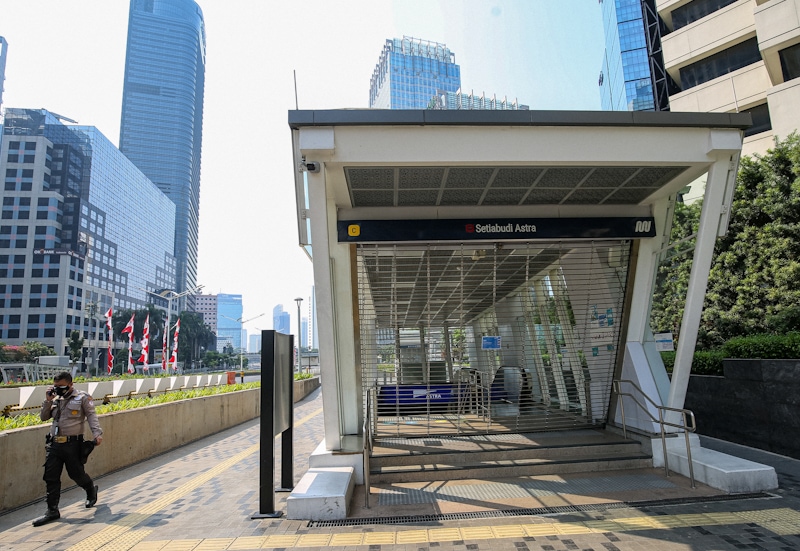 Petugas berada didekat gerbang Stasiun MRT Setia Budi Astra yang tertutup, Jakarta Pusat, Minggu (18/7/2021). PT MRT Jakarta (Perseroda) melakukan penutupan sementara tiga stasiun dalam rangka mendukung penerapan PPKM Darurat Jawa-Bali hingga akhir Juli 2 - Image