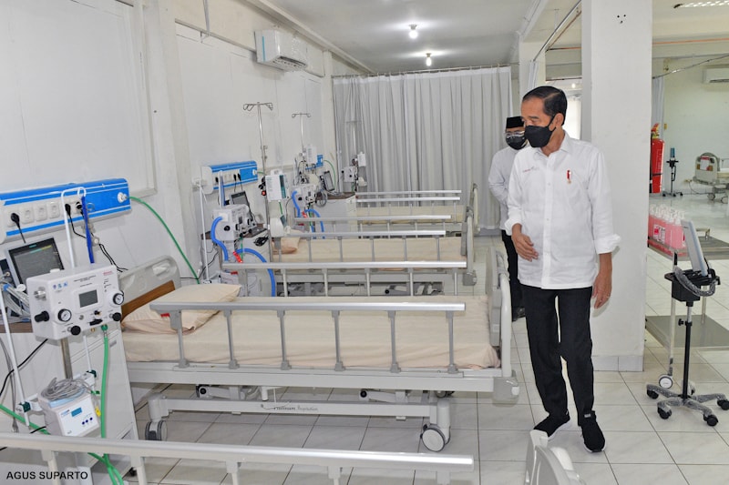 Presiden Joko Widodo menyampaikan apresiasinya kepada seluruh pihak yang telah bekerja keras membantu pemerintah dalam melaksanakan konversi Asrama Haji menjadi rumah sakit bagi penanganan pasien Covid-19. Apresiasi tersebut disampaikan Presiden Jokowi be - Image