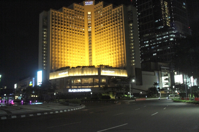 Suasana saat jam malam di kawasan Sudirman saat pemberlakuan PPKM Darurat Jakarta, Kamis (16/7/2021). Juru bicara Menteri Koordinator Bidang Kemaritiman dan Investasi Jodi Mahardi mengatakan belum ada rencana PPKM darurat diperpanjang. Untuk mengambil keb - Image