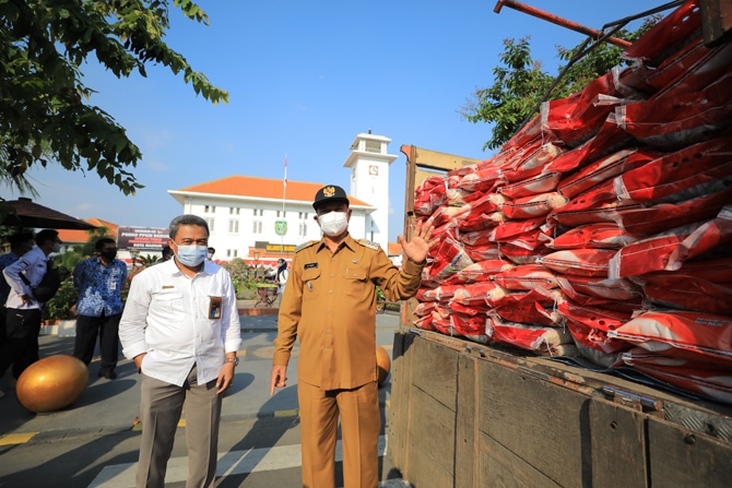 Wali Kota Madiun Maidi memantau penyaluran Bantuan Sosial untuk masyarakat terdampak Covid-19. - Image