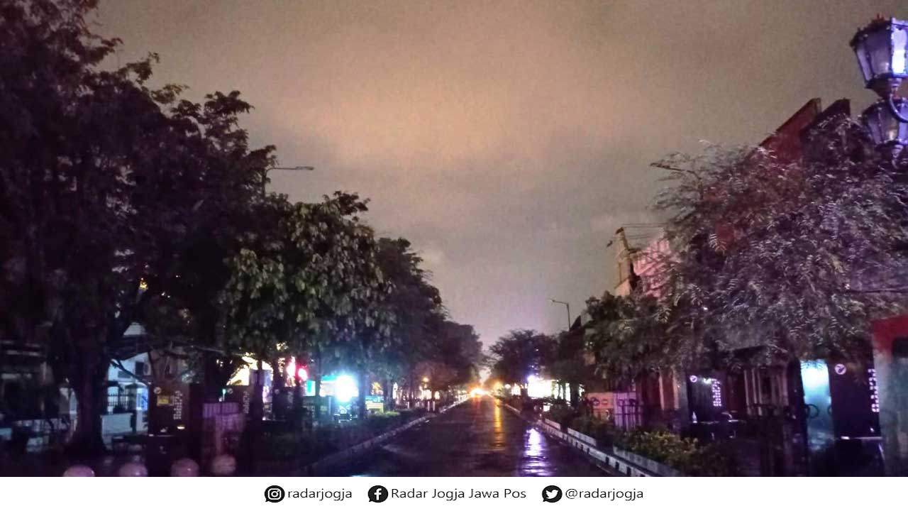 SEPI: Kawasan Malioboro saat Pemberlakuan Pembatasan Kegiatan Masyarakat (PPKM) Darurat. Dinas Perhubungan (Dishub) Kota Jogja mencatat penurunan volume kendaraan hingga 39 persen. (DWI AGUS/RADAR JOGJA) - Image