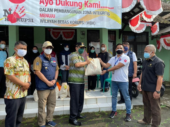 PT Pertamina (Persero) melalui Pemasaran Regional Jawa Bagian Barat menyalurkan 300 paket sembako untuk masyarakat kurang mampu terdampak akibat Covid-19 serta yang sedang melakukan isolasi mandiri, serta paket makanan untuk pengemudi angkutan kota (angko - Image