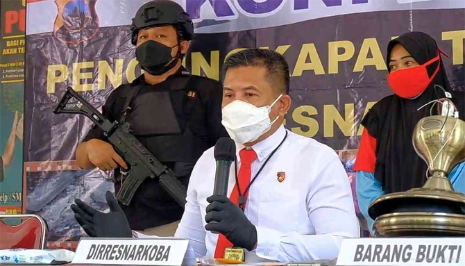 Petugas memberikan keterangan penangkapan Wiwik Farida Fasha yang menyelundupkan sabu seberat 1Kg. (M Haryanto/Jawa Pos Radar Semarang) - Image