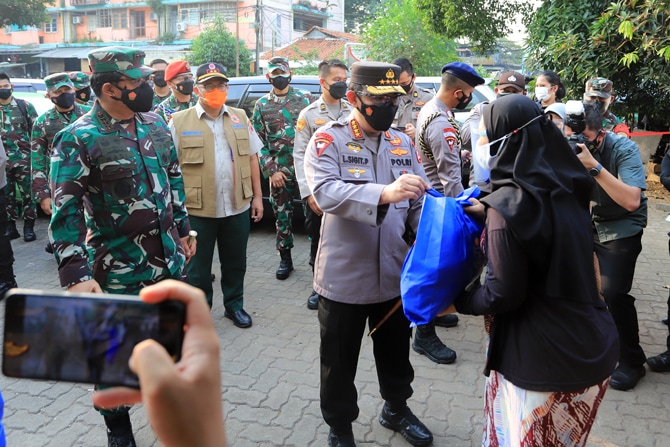 Panglima TNI Marsekal Hadi Tjahjanto dan Kapolri Jenderal Sigit Sulistyo ditemani Kepala BNPB Letjen TNI Ganip Warsito saat meninjau jalanannya Vaksinasi Covid-19 TNI-Polri di Rusun Petamburan, Jakarta, Kamis (22/7/2021). Dalam kesempatan tersebut mereka - Image