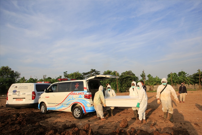Petugas pemakaman saat memakamkan jenazah dengan protokol COVID-19 di TPU Rorotan, Cilincing, Jakarta, Selasa (6/7/2021). Berdasarkan data Kementerian Kesehatan Republik Indonesia Selasa (6/7/2021), kasus kematian akibat Covid-19 bertambah 728. Jumlah ini - Image