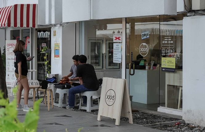 Sejumlah warga Surabaya bersantai di depan kedai kopi di Jalan Tunjungan. Alfian Rizal/Jawa Pos - Image