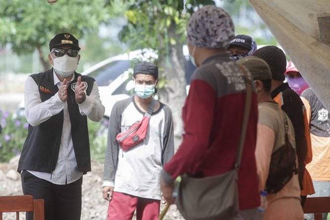 Wali Kota Surabaya Eri Cahyadi ketika menemui petugas pemakaman di TPU Keputih Surabaya. Alfian Rizal/JawaPos - Image