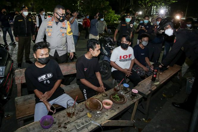 Polrestabes Surabaya mengedukasi warga yang masih nekat nongkrong asat PPKM darurat. Alfian Rizal/JawaPos - Image