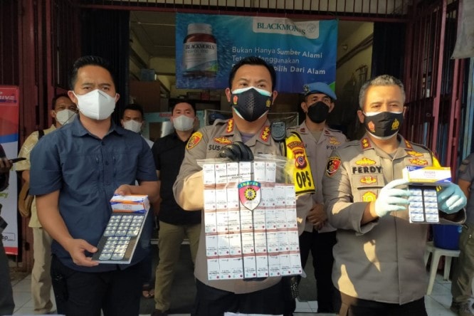 Kapolresta Bogor Kota Kombespol Susatyo Purnomo Condro memperlihatkan obat Covid-19 yang disita dari tiga apotek di Kota Bogor. Polresta Bogor Kota/Antara - Image