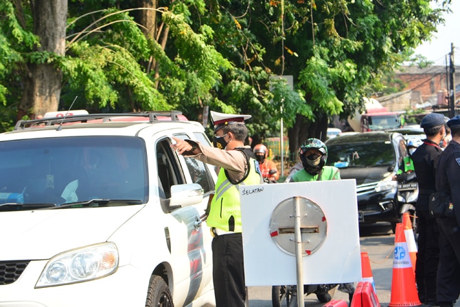 Pasukan gabungan TNI dan Polri memeriksa kendaraan bermotor di penyekatan perlintasan Lenteng Agung, Jakarta, Jumat (9/7/2021). Kepala Korps Lalu Lintas (Kakorlantas) Polri Inspektur Jenderal Istiono menyebut volume kendaraan di titik penyekatan PPKM Daru - Image