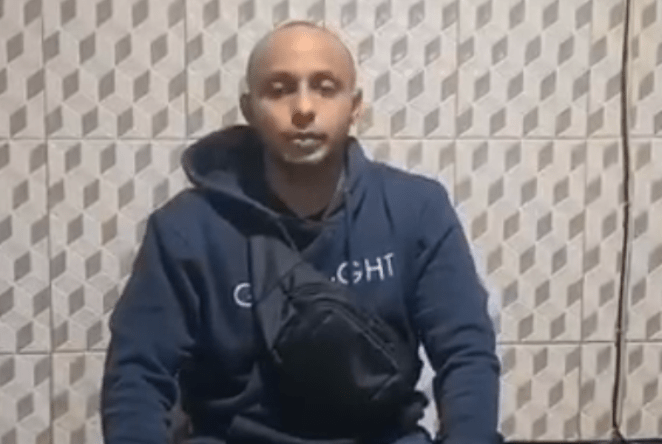 Fahim At-Tamimi dalam video permintaan maaf. Tangkapan layar/Rafika Yahya/JawaPos.com - Image