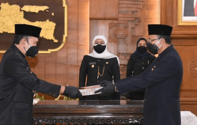 Gubernur Jatim Khofifah Indar parawansa melantik 16 pejabat eselon II di Gedung Negara Grahadi Surabaya. Istimewa - Image