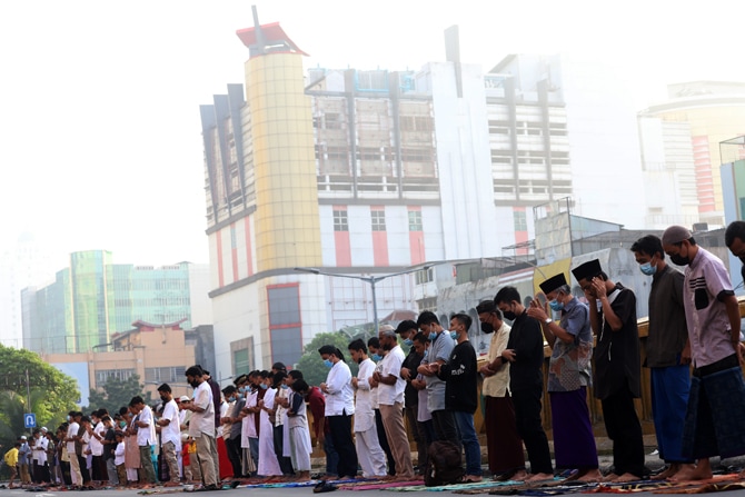 Umat muslim melaksanakan shalat Idul Adha 1442 H di Kawasan Pasar Tanah Abang, Jakarta Pusat. Selasa (20/7/2021). Meski dilarang sejumlah wilayah di Jakarta menyelenggarakan Shalat Idul Adha 1442 H dengan membatasi jumlah jemaah menjadi 20-25 persen dari - Image