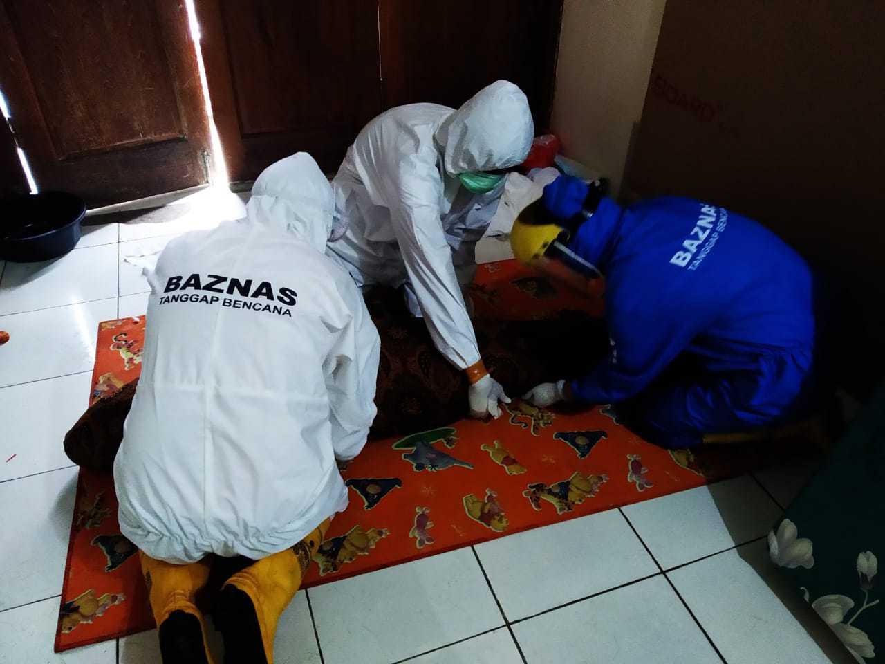 Relawan Baznas menangani jenazah dengan menggunakan alat pelindung diri (APD) lengkap. Foto : Dokumentasi Baznas - Image