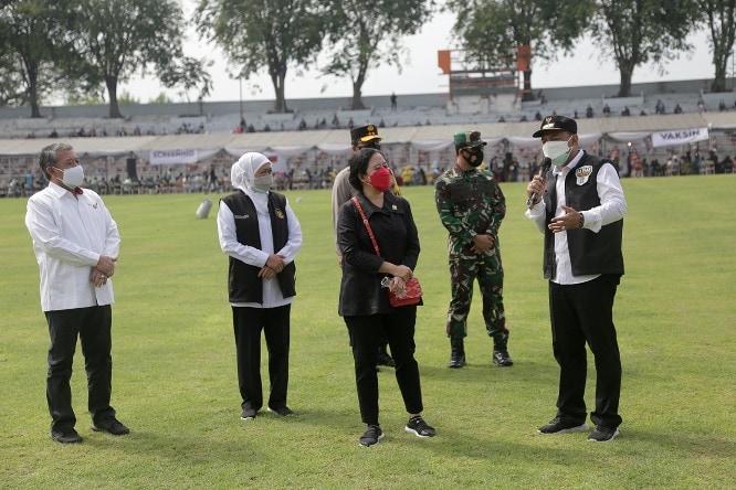 Ketua DPR Puan Maharani meninjau pelaksanaan vaksinasi massal di Gelora 10 November Surabaya. Humas Pemkot Surabaya - Image