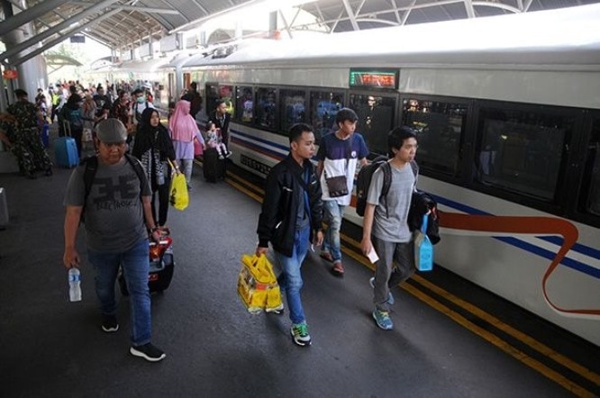 Penumpang kereta api di Stasiun Gubeng Surabaya. Dok. JawaPos - Image