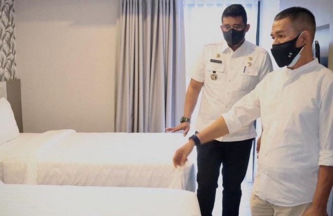 Wali Kota Medan Bobby Nasution (kiri) meninjau salah satu hotel tempat isolasi pasien yang terpapar. Antara - Image