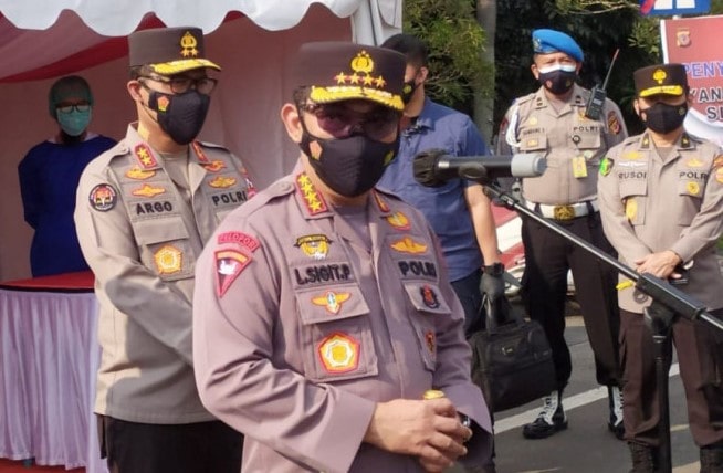 Kapolri Jenderal Pol Listyo Sigit Prabowo saat meninjau penyekatan di Gerbang Tol Pasteur, Kota Bandung, Jawa Barat, Kamis (15/7). Bagus Ahmad Rizaldi/Antara - Image