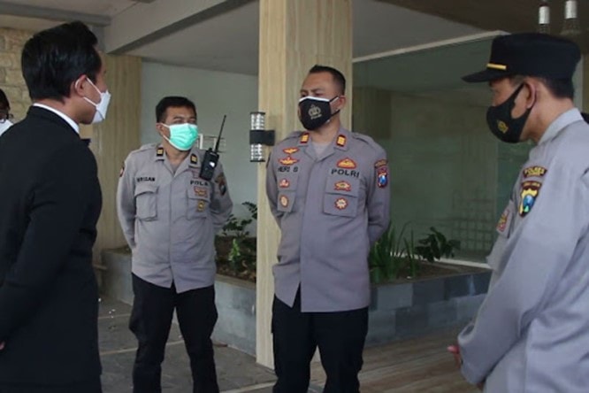 Polisi mendatangi salah satu acara resepsi pernikahan di salah satu hotel di Jember, Sabtu (24/7). Polres Jember/Antara - Image