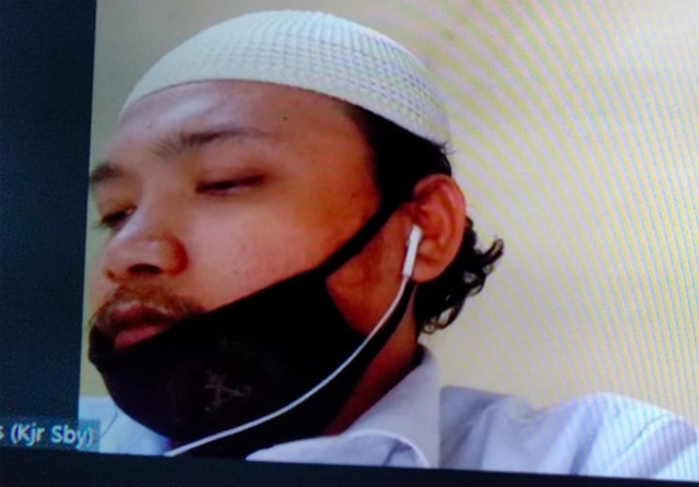 TAK KAPOK: Agus mendengarkan hakim membacakan putusan dalam sidang di Pengadilan Negeri Surabaya, Senin (12/7). (Lugas WIcaksono/Jawa Pos) - Image