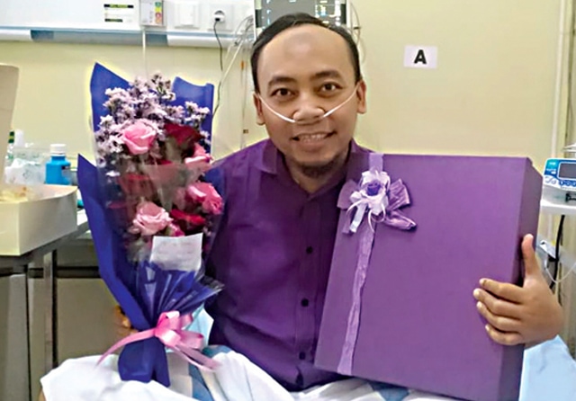 PERAYAAN KESEMBUHAN: Dokter Era Catur Prasetya SpKJ menerima kado ulang tahun ke-39 di RSUD dr Soetomo pada 16 Juni lalu. Saat itu, dia sudah bisa bernapas tanpa bantuan alat ECMO. (Era Catur for Jawa Pos) - Image