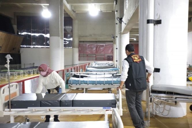 Wali Kota Surabaya Eri Cahyadi dan Kepala Dinas Kesehatan Surabaya Febria Rahmanita saat meninjau Rumah Sakit Lapangan Tembak Surabaya, beberapa waktu lalu. Humas Pemkot Surabaya/Antara - Image