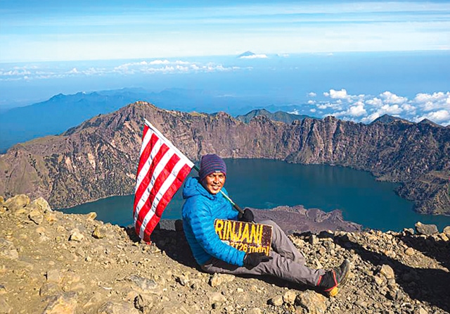 FISIK PRIMA: Letkol Laut (T) Andry Kuswoyo saat menaklukkan Gunung Rinjani. Dia menargetkan bisa menundukkan tujuh puncak gunung di Jawa. (Andry Kuswoyo for Jawa Pos) - Image