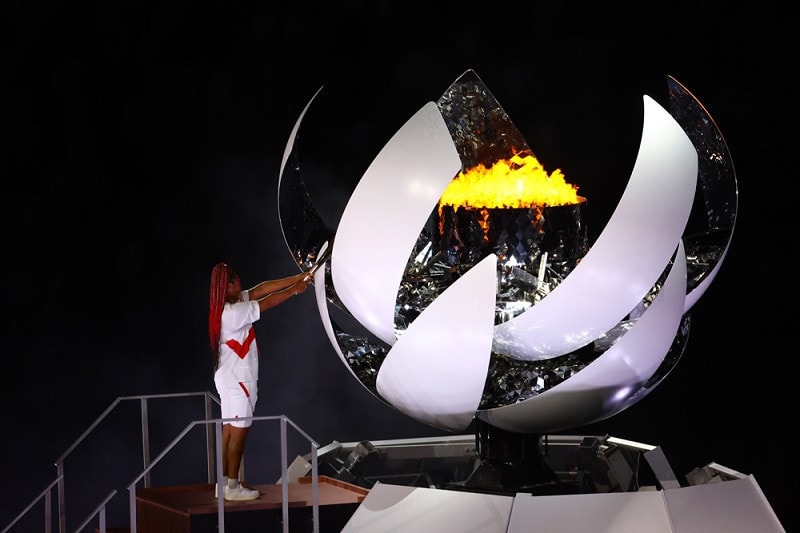 Petenis dunia asal Jepang Naomi Osaka menjadi pembawa obor terakhir untuk menyulut api ke kaldron Olimpiade Tokyo yang menyerupai bunga sakura dalam rangkaian upacara pembukaan di Stadion Nasional, Tokyo, Jepang, Jumat (23/7/2021). (ANTARA/REUTERS/Leah Mi - Image