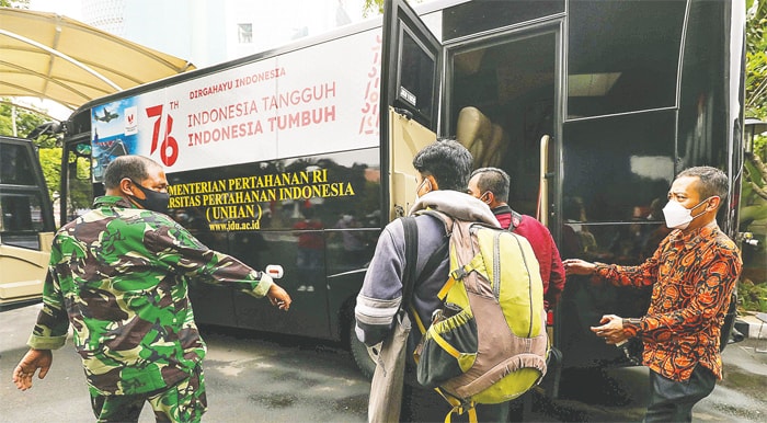 DIKLAT: Sebagian pegawai KPK yang tak lolos TWK ke bus Universitas Pertahanan di gedung KPK, Jakarta, kemarin (21/7). (FEDRIK TARIGAN/JAWA POS) - Image