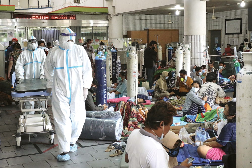 MEMBELUDAK: Sejumlah pasien mangantre untuk mendapatkan kamar di RSUD dr Soetomo, Surabaya, kemarin (12/7). (ROBERTUS RISKY/JAWA POS) - Image