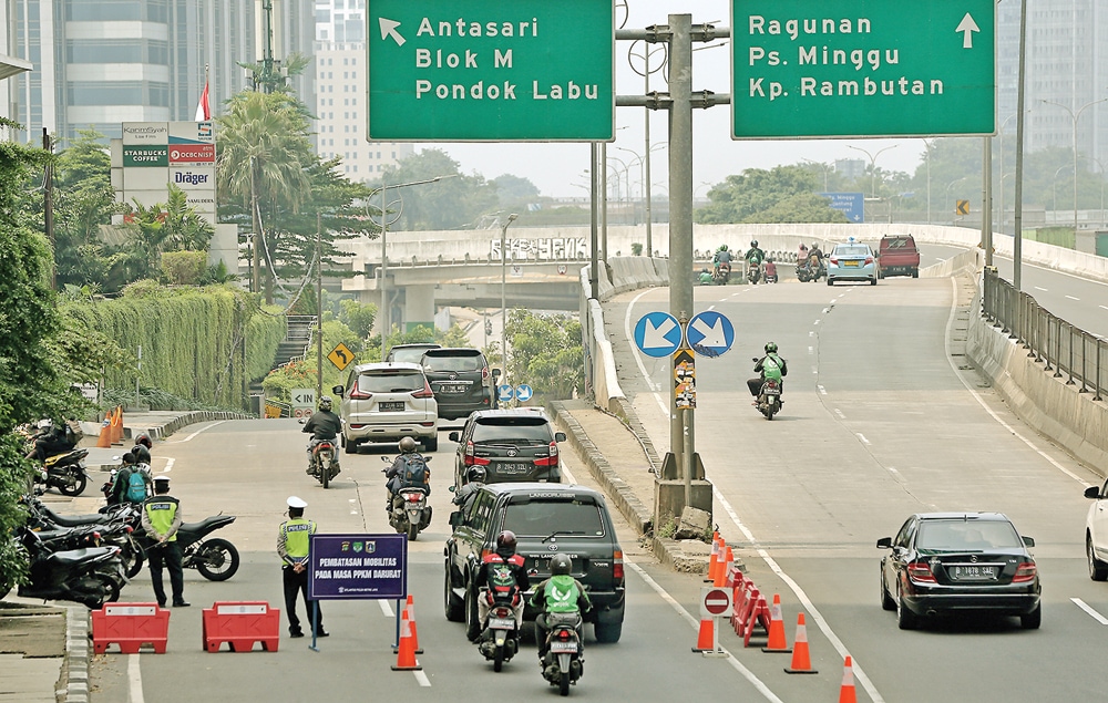 AKSES TERBATAS: Penyekatan menuju Jalan Antasari, Jakarta Selatan, kemarin (21/7). Di sejumlah titik, penyekatan tampak lebih longgar daripada sebelumnya. (HENDRA EKA/JAWA POS) - Image