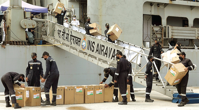BANTUAN DARI SEBERANG: Kapal AL India Airavat yang membawa bantuan medis tiba di Pelabuhan Tanjung Priok, Jakarta Utara, Sabtu (24/7). India mengirim 300 konsentrator oksigen dan 100 metrik oksigen medis cair untuk Indonesia. (FEDRIK TARIGAN/JAWA POS) - Image