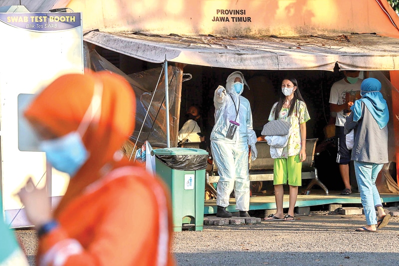 PASIEN TERUS BERDATANGAN: Tenda medis di Rumah Sakit Lapangan Indrapura, Surabaya, kemarin (5/7). (ALLEX QOMARULLA/JAWA POS) - Image