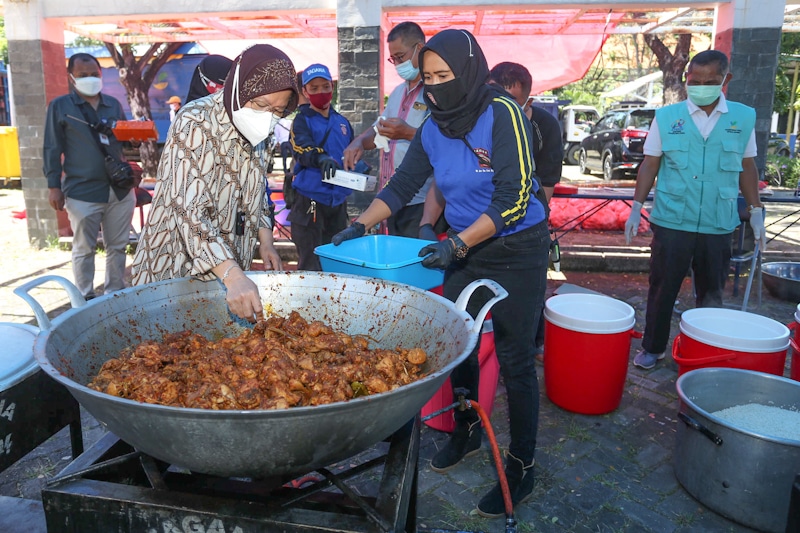 PERMAKANAN: Menteri Sosial, Tri Rismaharini mnegecek kondisi dapur umum di Convention Hall, Jalan Arief Rahman Hakim, Surabaya, Senin (5/7/2021). Dapur umum yang didirikan Oleh Kementrian Sosila RI tersebut sebagai bantuan makanan bagi para Relawan, saat - Image