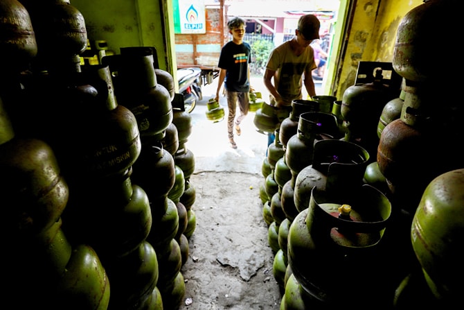 Pekerja memindahkan tabung ke warung penjualan khusus gas LPG 3 kg di Kebayoran Lama, Jakarta, Selasa (10/8/2021). Badan Anggaran (Banggar) DPR RI bersama dengan pemerintah sepakat menargetkan subsidi energi akan disalurkan secara tertutup mulai 2022. Pa - Image