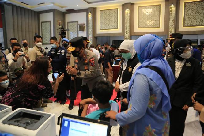 Kapolda Jatim Irjen Pol Nico Afinta (tengah) bersama Gubernur Jawa Timur Khofifah Indar Parawansa menyapa penyandang disabilitas yang divaksinasi. Rafika Yahya/JawaPos.com - Image