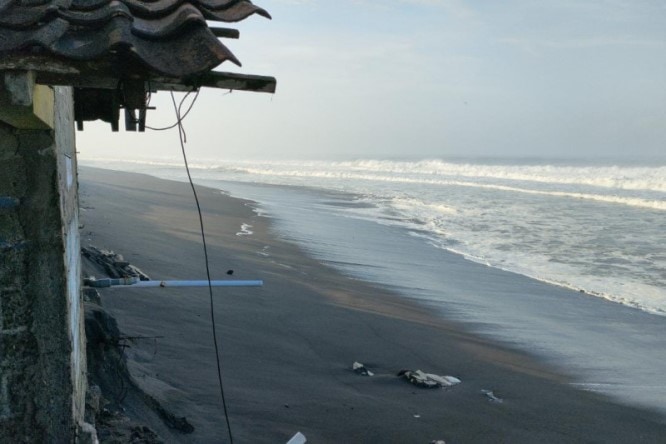 Pantai Trisik di Kabupaten Kulon Progo mengalami abrasi parah akibat dihantam gelombang tinggi pada Rabu (11/8). Antara - Image