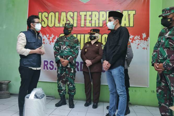 Wagub Jatim Emil Dardak (kiri) meninjau RS Soedarmo Trenggalek. Tim Emil Dardak for JawaPos - Image
