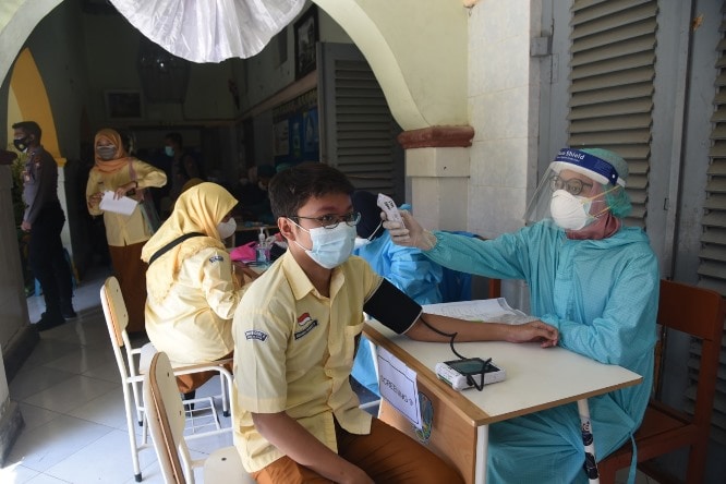 Pelaksanaan vaksinasi di SMAN 2 Surabaya. Dinas Penerangan Koarmada II - Image