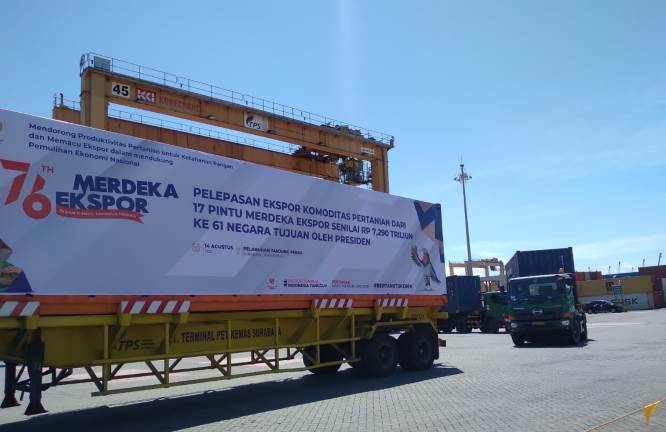 Kontainer yang membawa komoditas ekspor berangkat dari Terminal Peti Kemas Surabaya. Humas Pemprov Jatim - Image