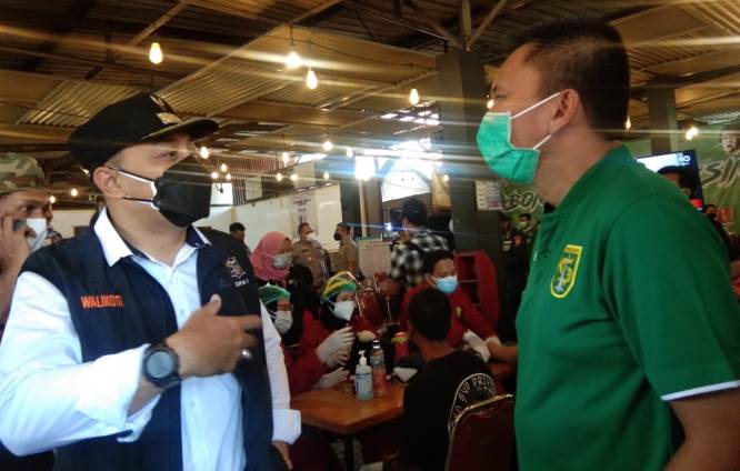 Wali Kota Surabaya Eri Cahyadi menyapa Presiden Persebaya Azrul Ananda di Warkop Pitulikur Surabaya. Rafika Yahya/JawaPos.com - Image