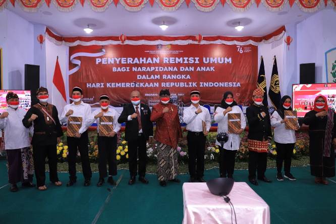 Penyerahan remisi secara simbolis bagi napi di Jatim. Humas Kemenkumham Jatim - Image