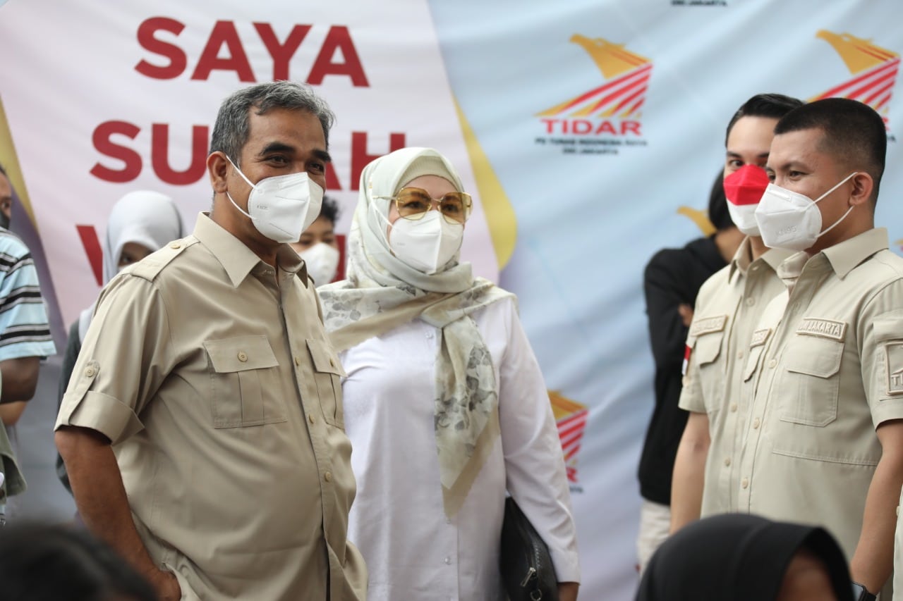 Sekjen Partai Gerindra Ahmad Muzani saat meninjau vaksinasi yang dilakukan organisasi sayap Gerindra Tidar (foto: istimewa) - Image