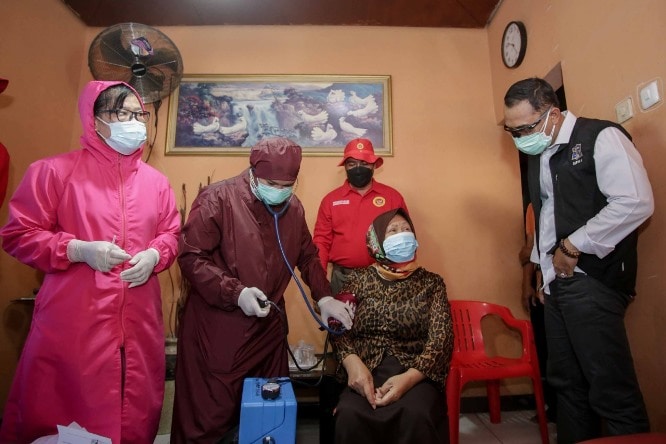 Wali Kota Surabaya Eri Cahyadi menyapa lansia yang menjalani vaksinasi door to door. Alfian Rizal/JawaPos - Image