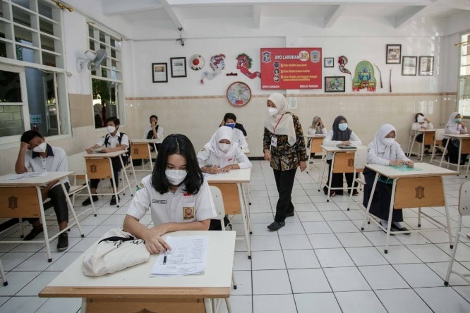 Pelaksanaan pembelajaran tatap muka di SMPN 1 Surabaya. Alfian Rizal/JawaPos - Image
